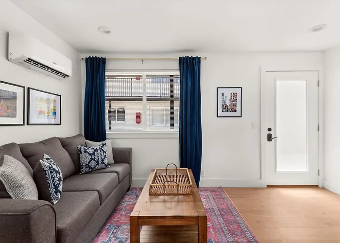 Explore Nashville From Your Stylish Unit Unit 3B Apts