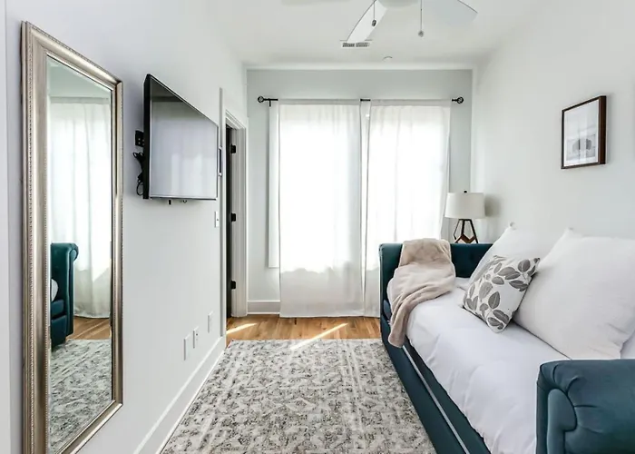 11 Beds 6 Full Baths 5 Minutes To Downtown