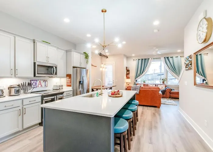 Spacious Contemporary Townhome With Private Rooftop