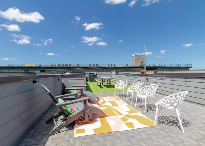 Music City Hangout With Rooftop Views And Game Room