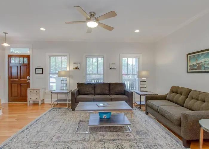 Southern City Comfort Huge Private Backyard