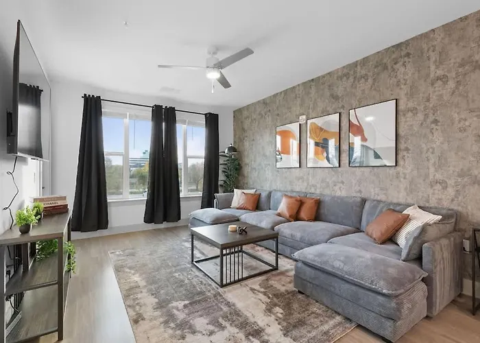 5Min To Dt Pool King Bed Full Gym Parking