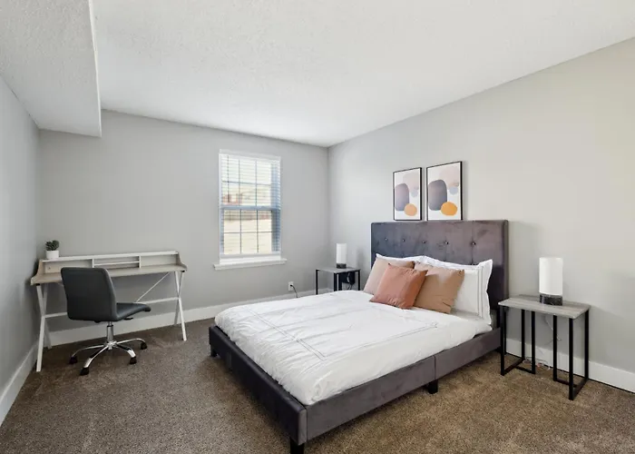 Brentwood C4 I Cozy & Comfy I 2Bd I Free Parking