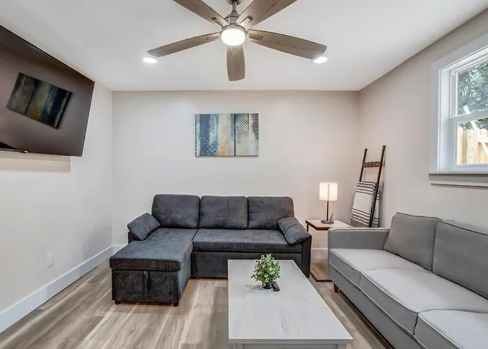 5842 Leslie Ave - Charming, Private, 1 Bedroom 1 Bath