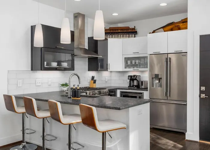 Two Adjacent Homes In 12 South And Belmont Area Sleeps 20 People