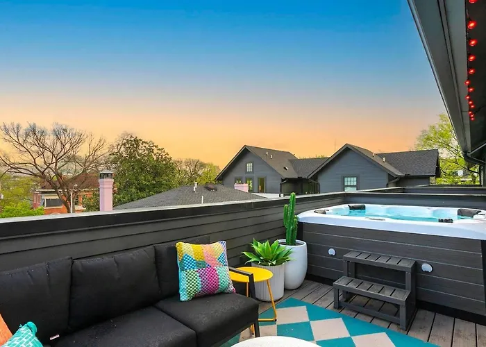Giddy Up On Music Row - Rooftop Hot Tub Retreat