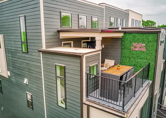 Beautiful Balcony Sleeps 12 4 Miles From Broadway