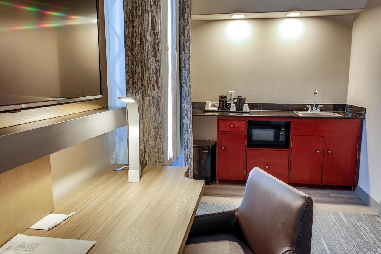Hotel Country & By Radisson Airport Tn 3*