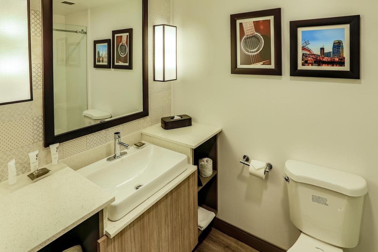 Hotel Country & By Radisson Airport Tn 3*