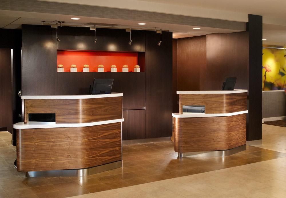 Hotel Courtyard By Marriott Airport