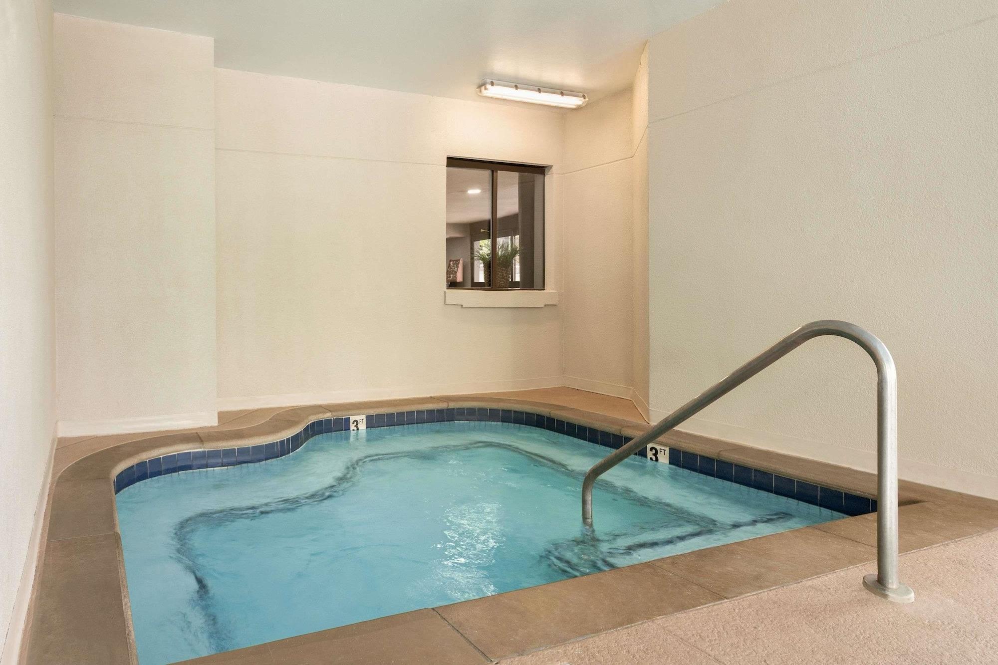 Luxe Hotel