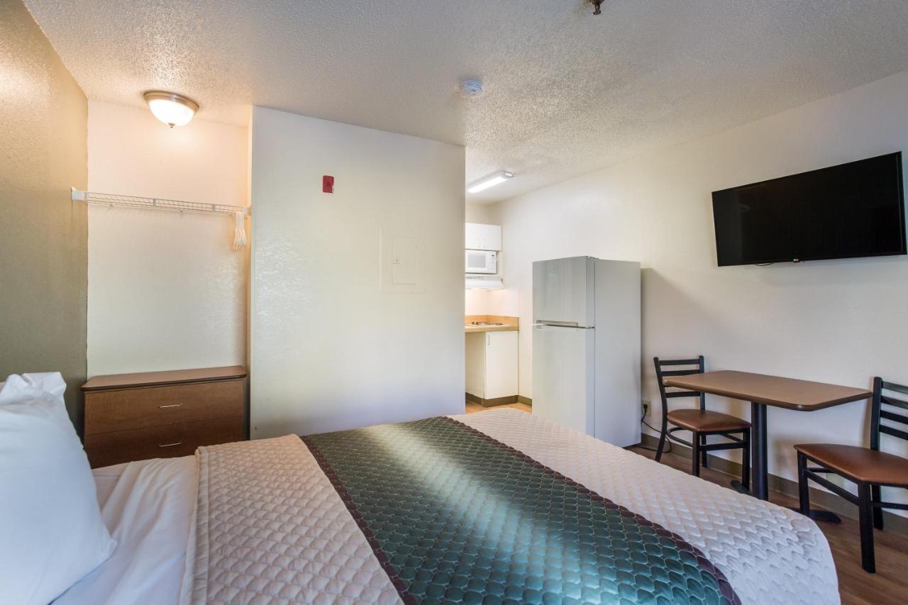 Hometowne By Red Roof - Airport/briley Pkwy Motel