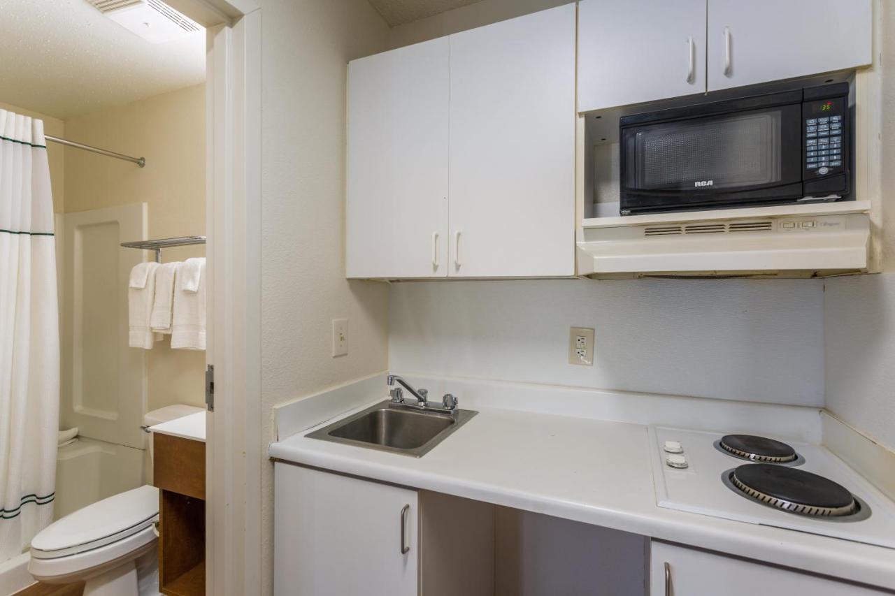 Hometowne By Red Roof - Airport/briley Pkwy Motel 2*