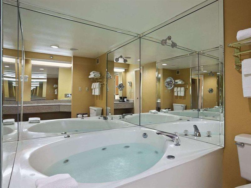 Super 8 By Wyndham Near Downtown / I-40 Hotel 2*