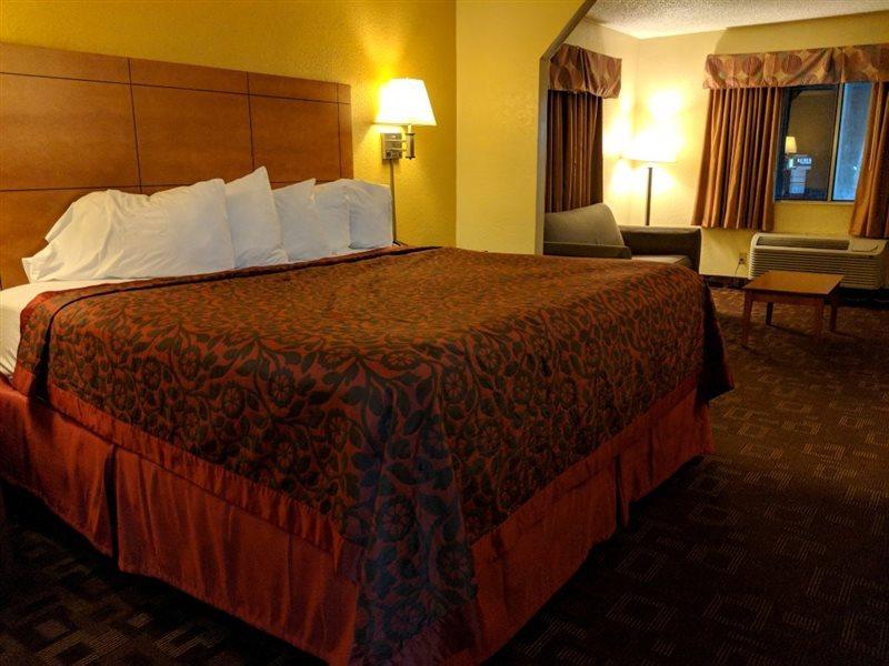 Super 8 By Wyndham Near Downtown / I-40 Hotel 2*