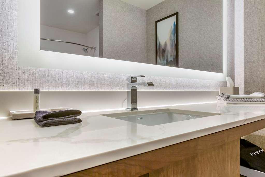 Cambria Airport Hotel 3*