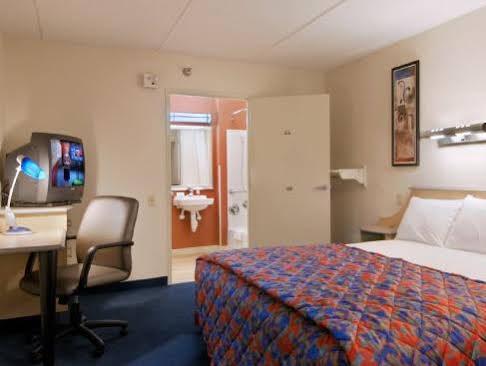 Red Roof Plus+ Airport