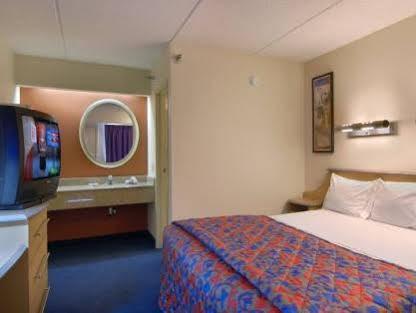 Red Roof Plus+ Airport 3*