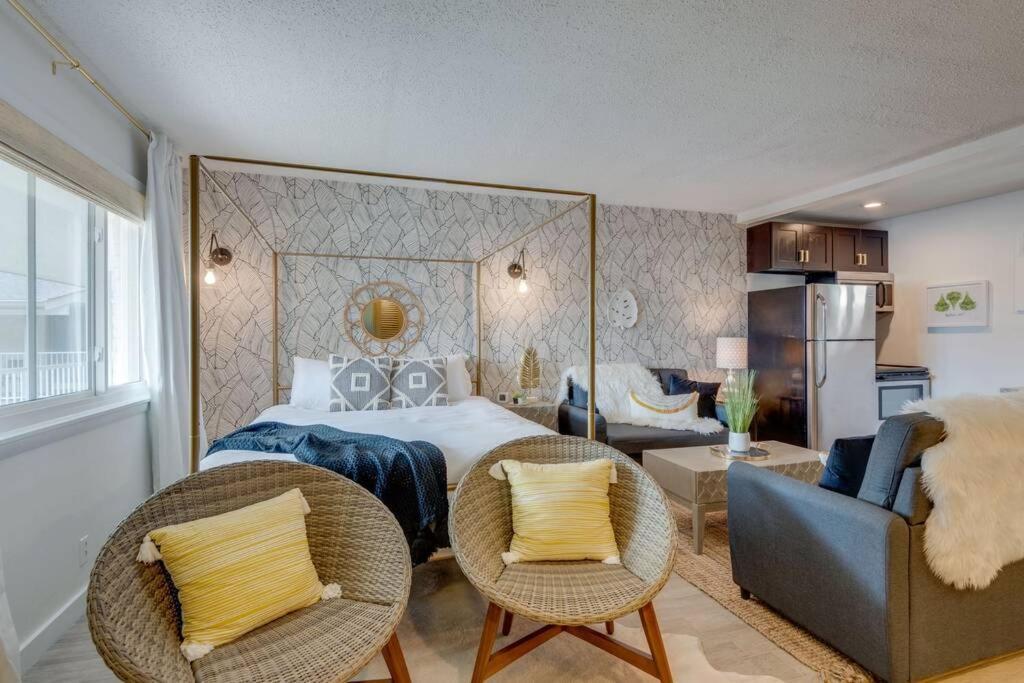 Vibrant Modern Studio Within 2 Miles Of Downtown! Apartment *