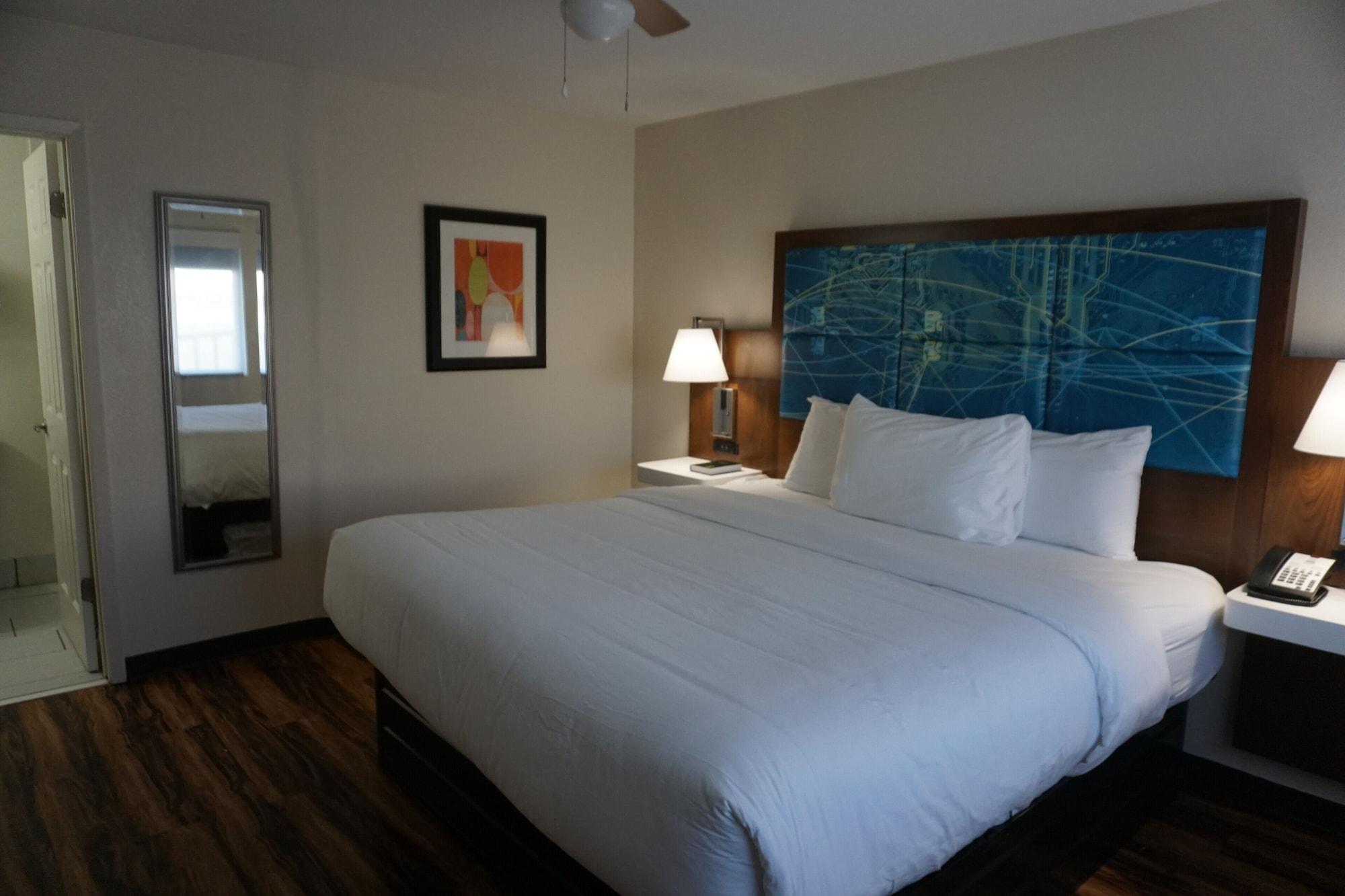 Red Lion & Airport 2*