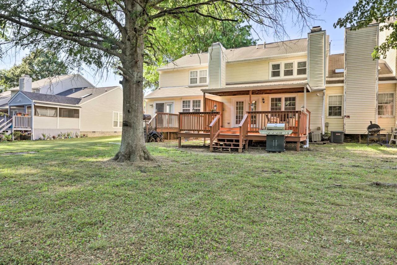Modern Townhome Large Yard And Deck!