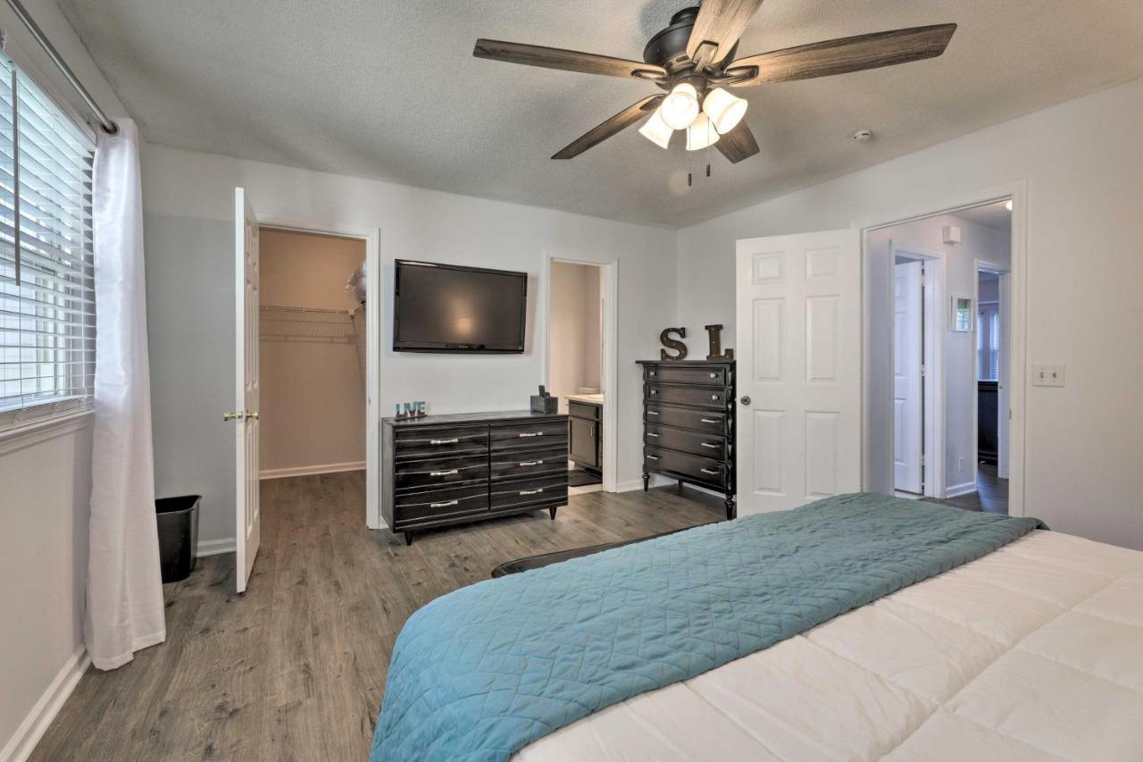 Holiday home Modern Townhome Large Yard And Deck!