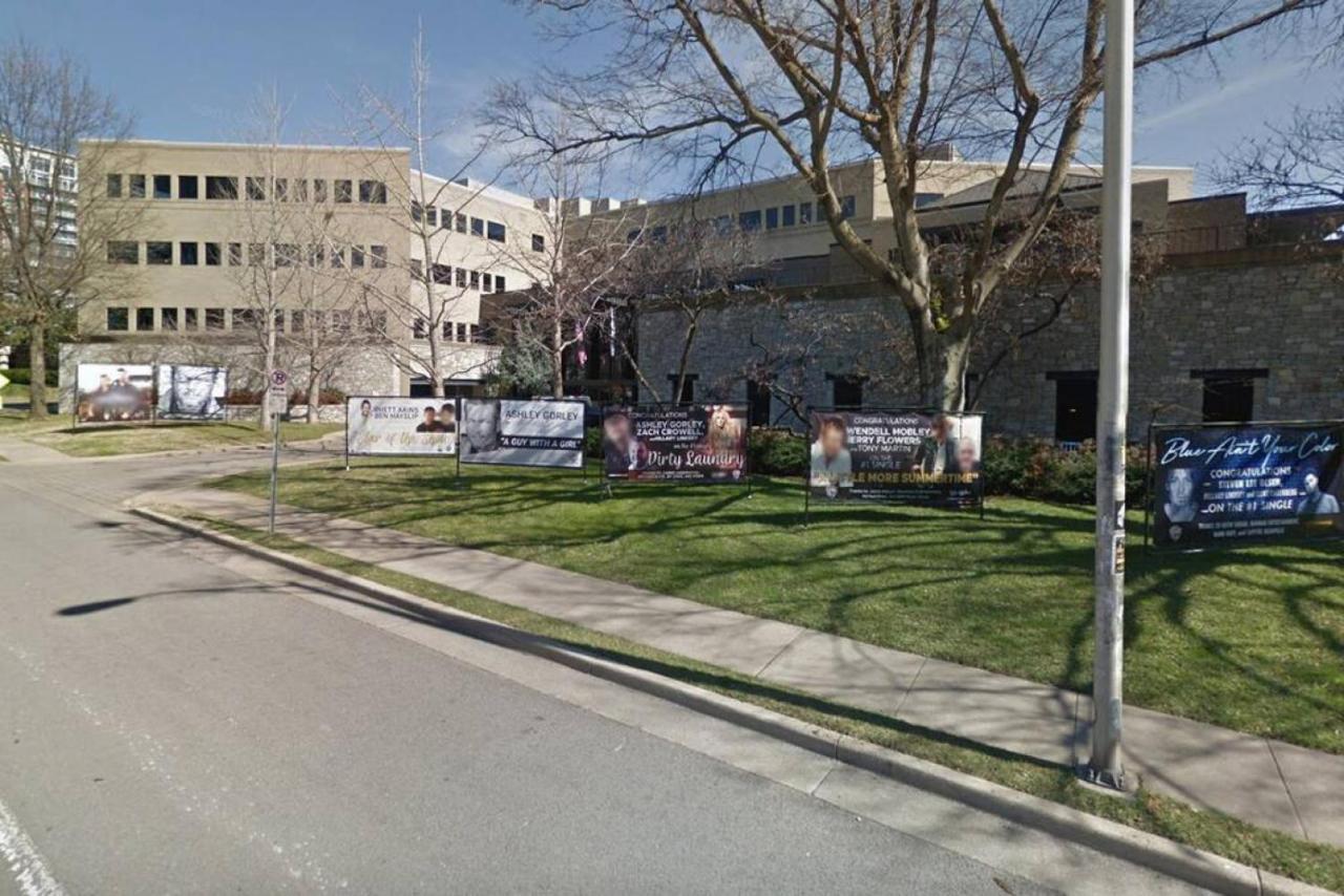 Music Row Retreat With Pool And Free Parking, Walk To Bars! Apartment