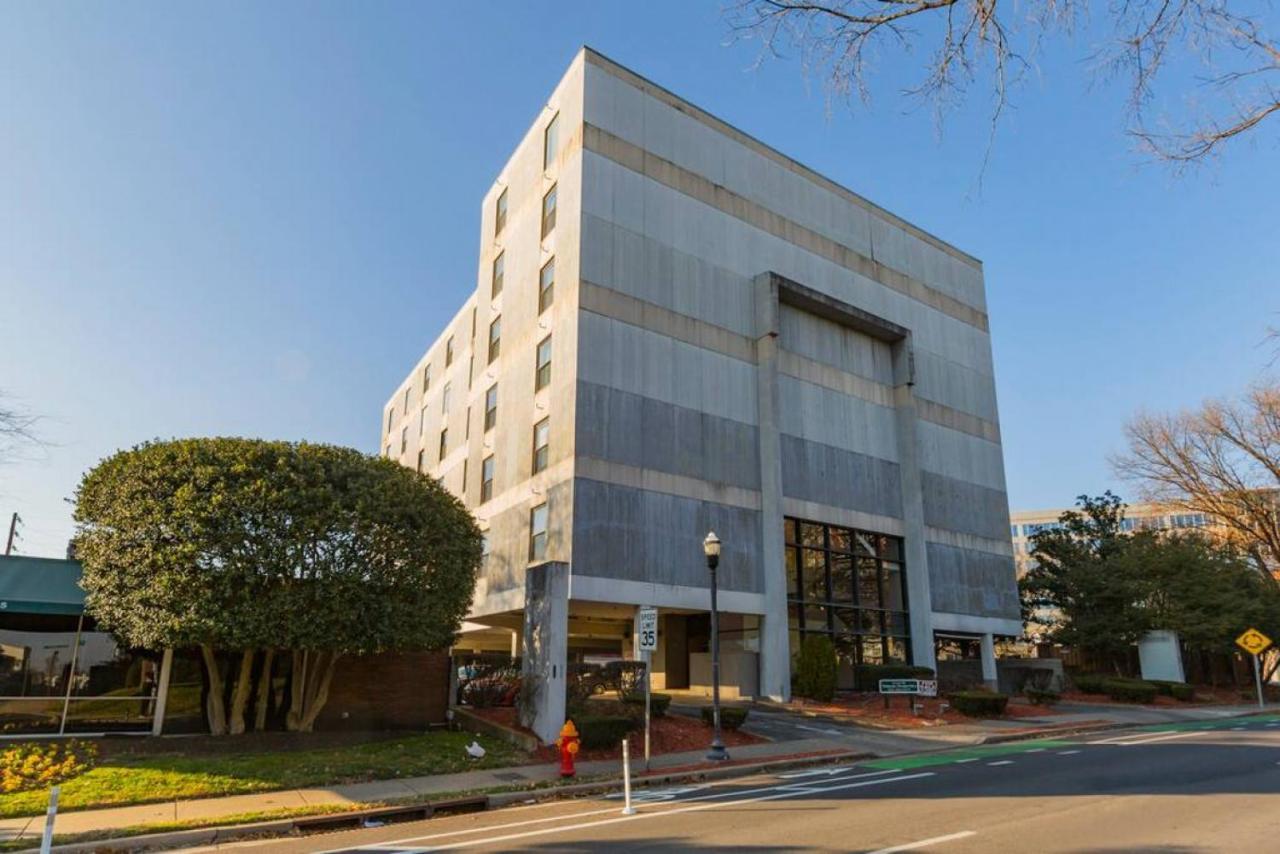 Music Row Retreat With Pool And Free Parking, Walk To Bars! Apartment