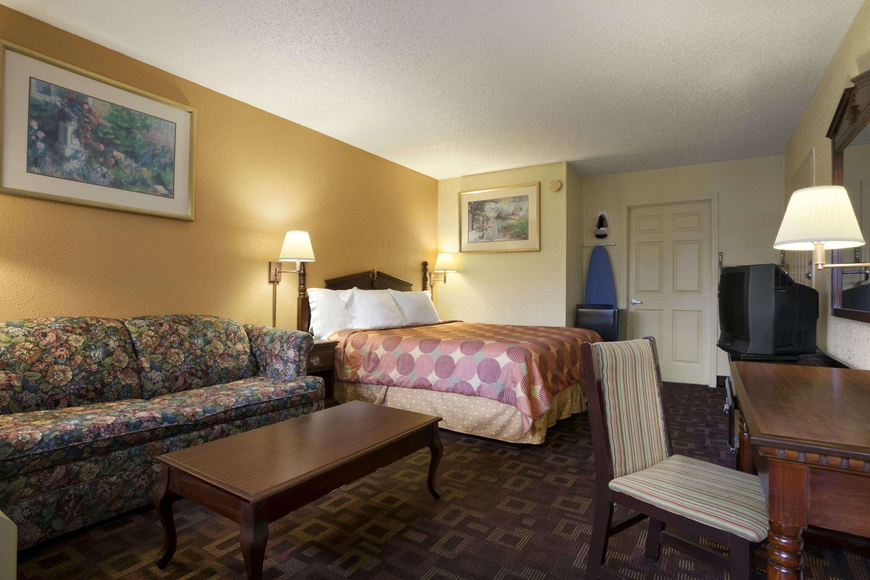 Hotel Days By Wyndham Airport East 2*