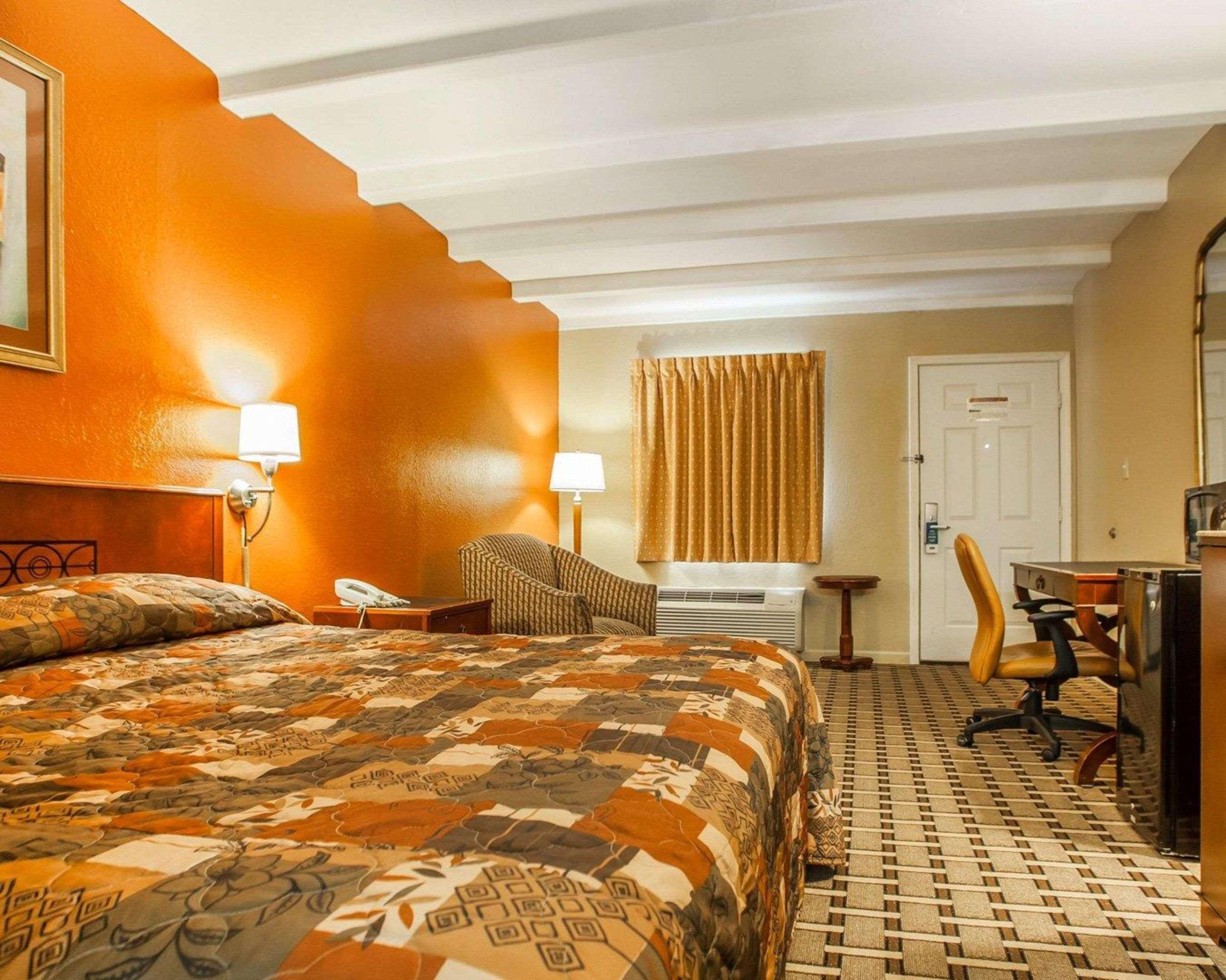 Rodeway Airport Hotel 2*