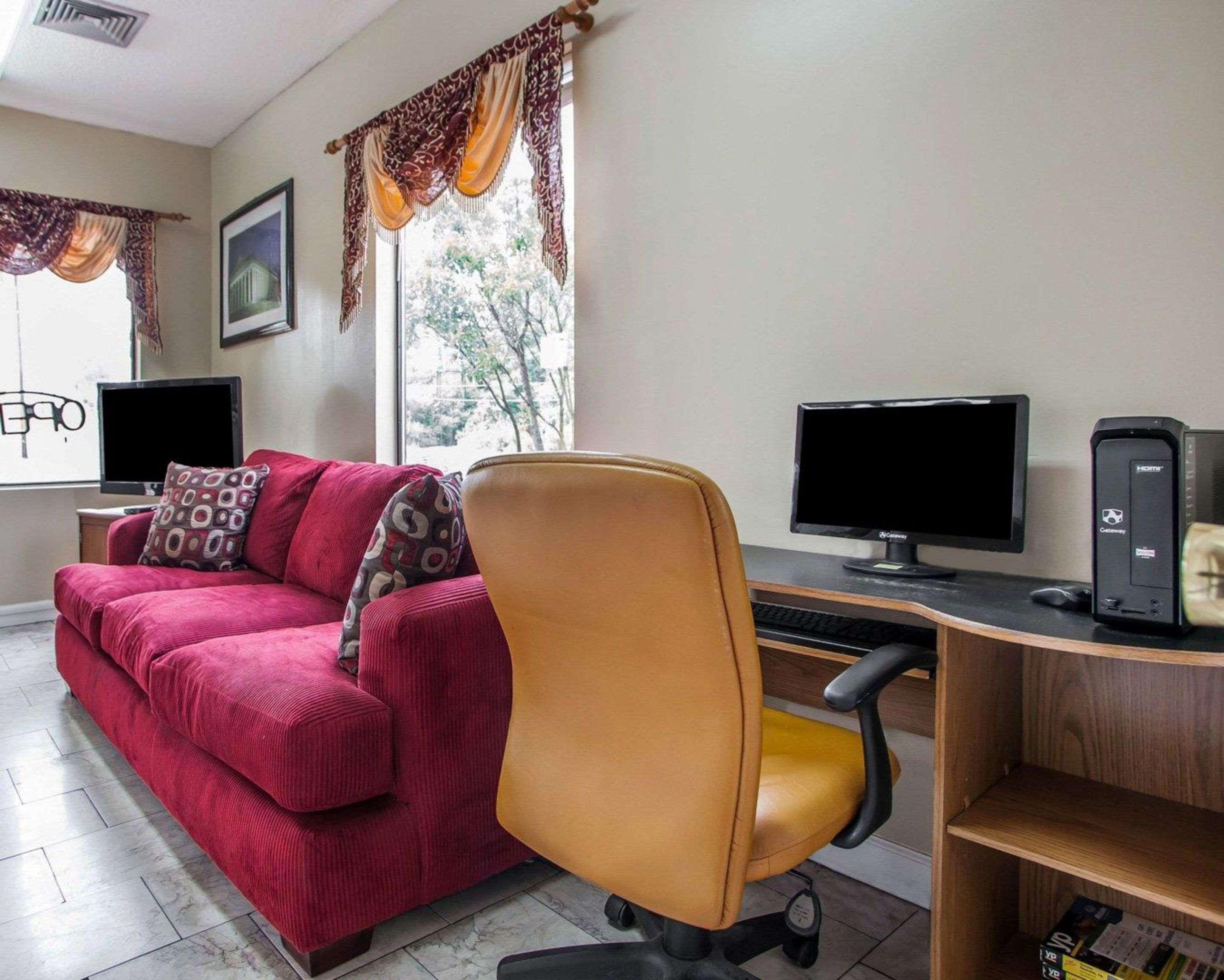 Rodeway Airport Hotel