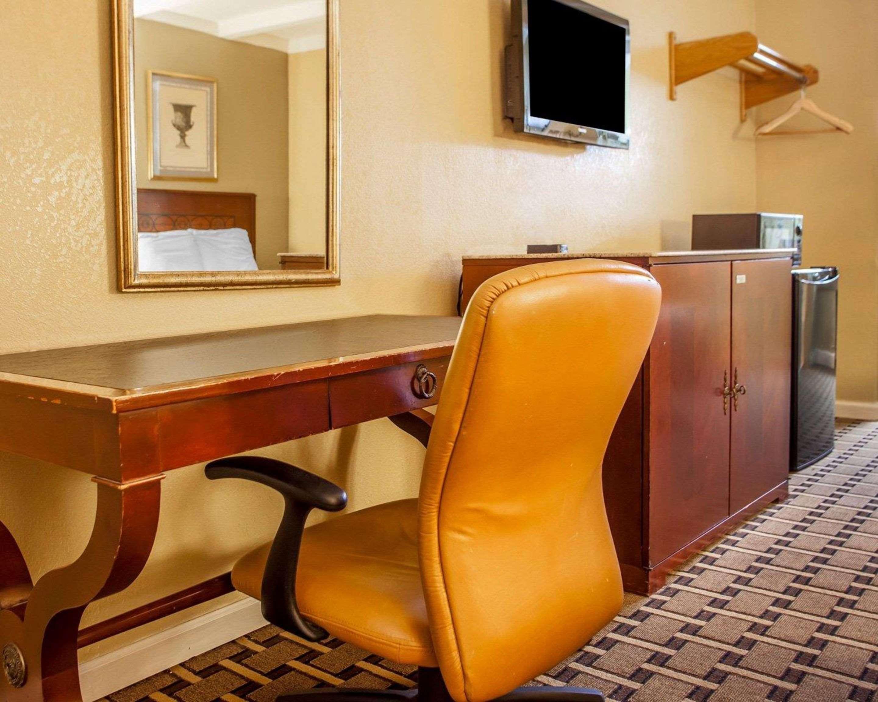 Hotel Rodeway Airport 2*