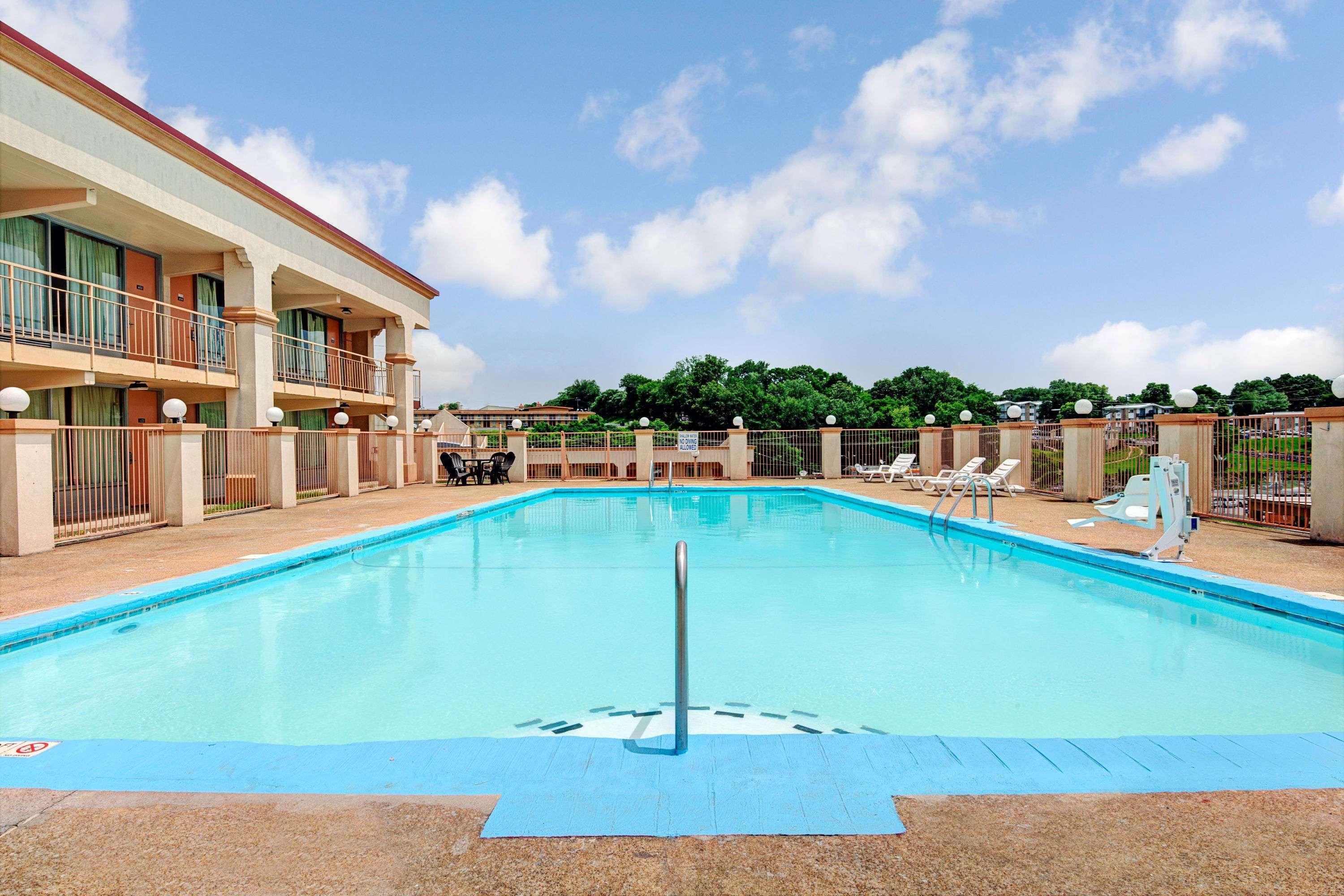 Hotel Super 8 By Wyndham Near Downtown / I-40