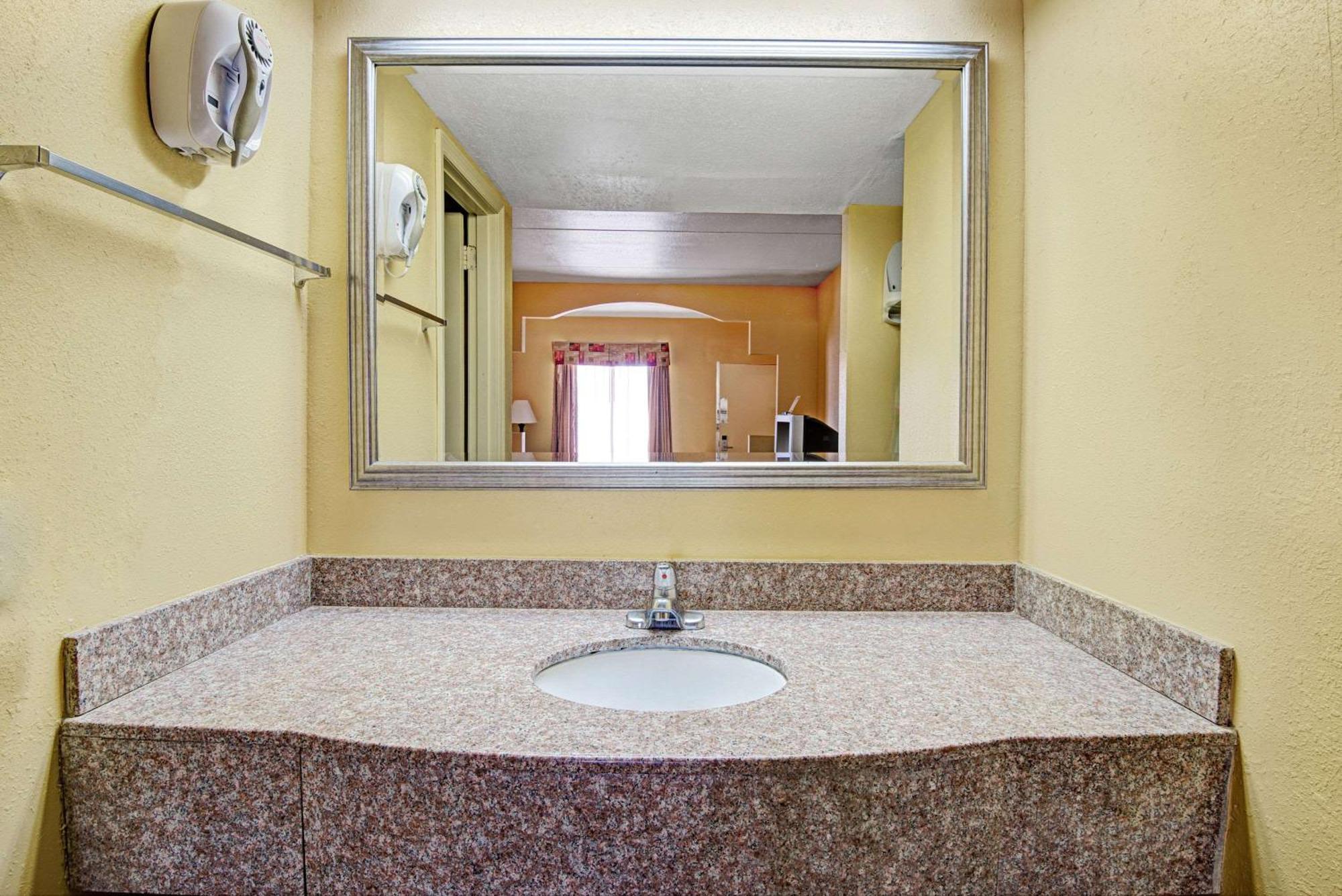 Super 8 By Wyndham Near Downtown / I-40 Hotel 2*