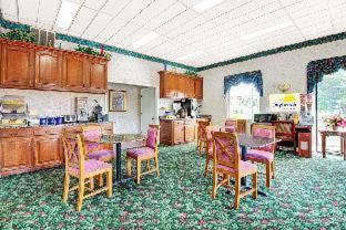 Super 8 By Wyndham Near Downtown / I-40 2*