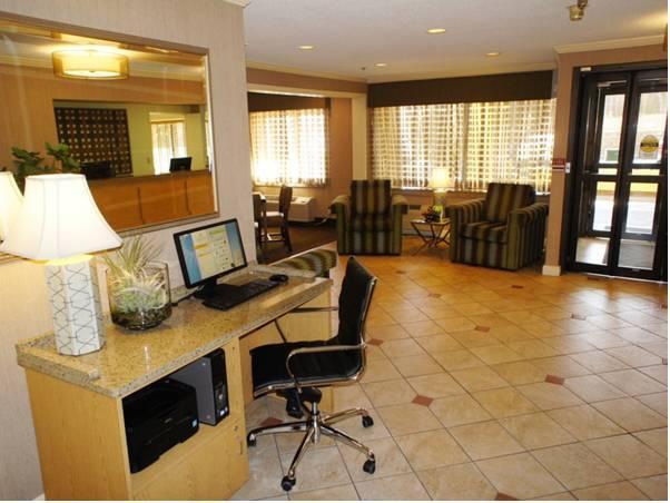 La Quinta By Wyndham Airport Hotel 3*