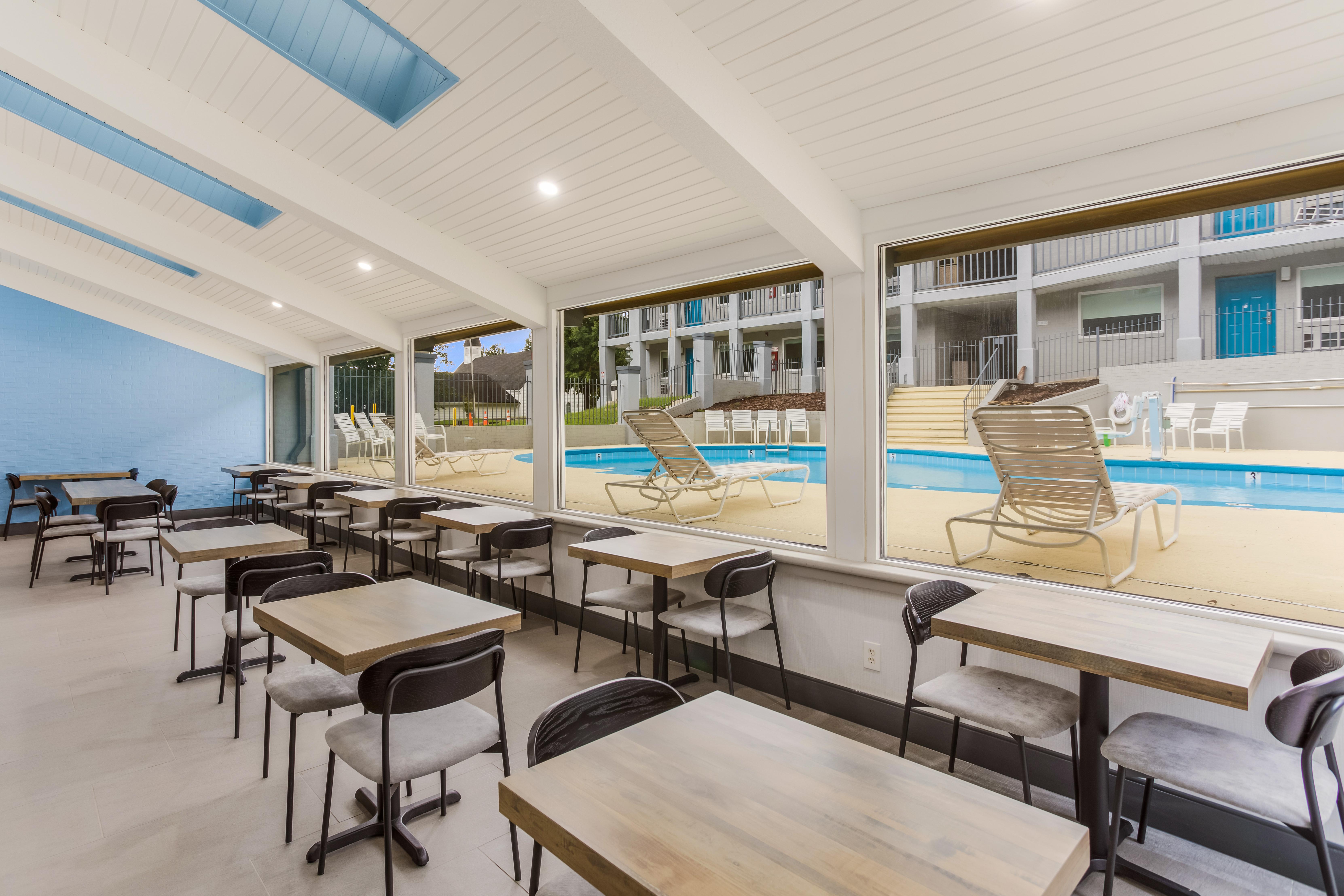 Red Lion & Airport 2*