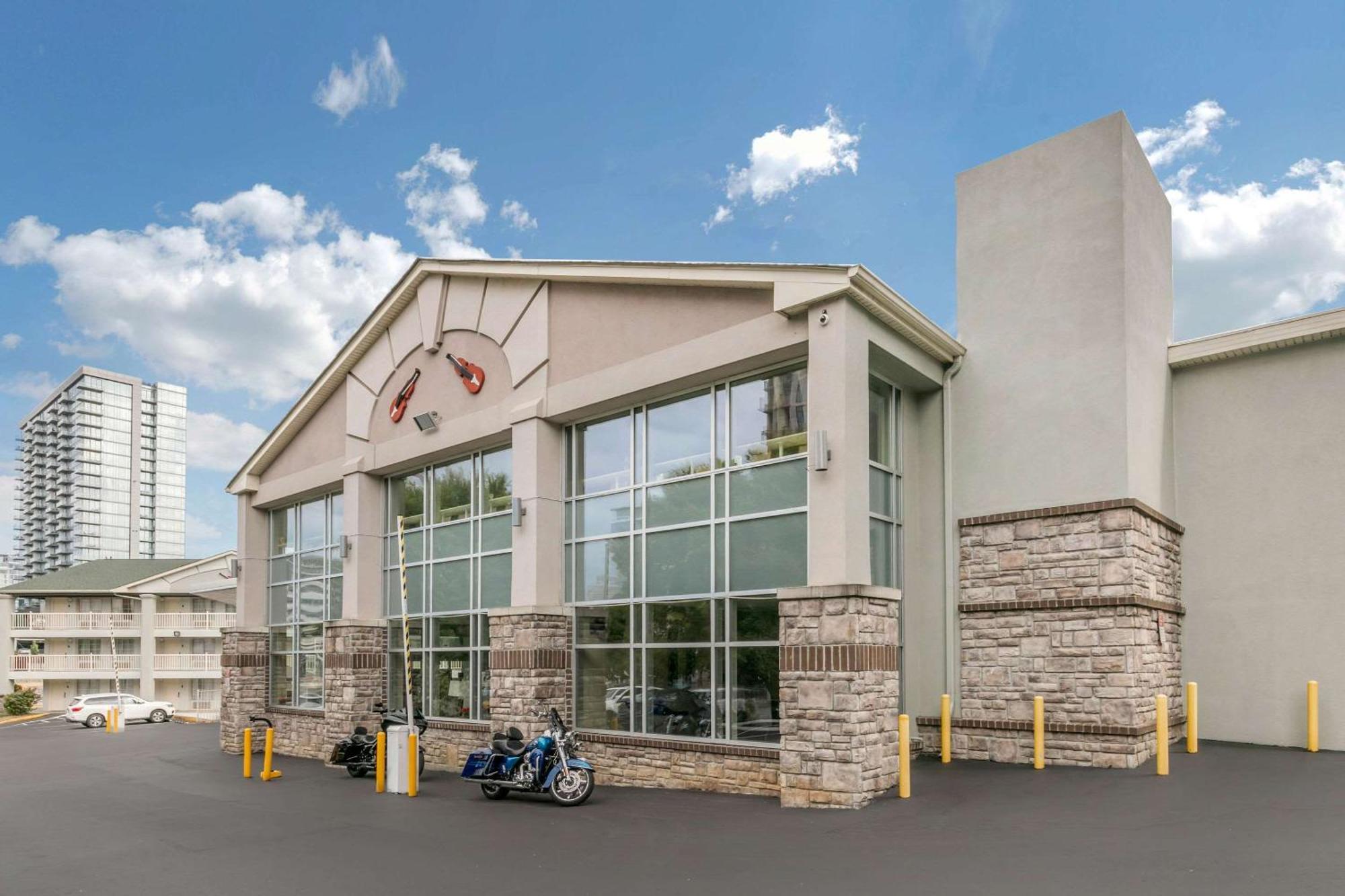 Comfort Downtown - Music Center Inn 3*