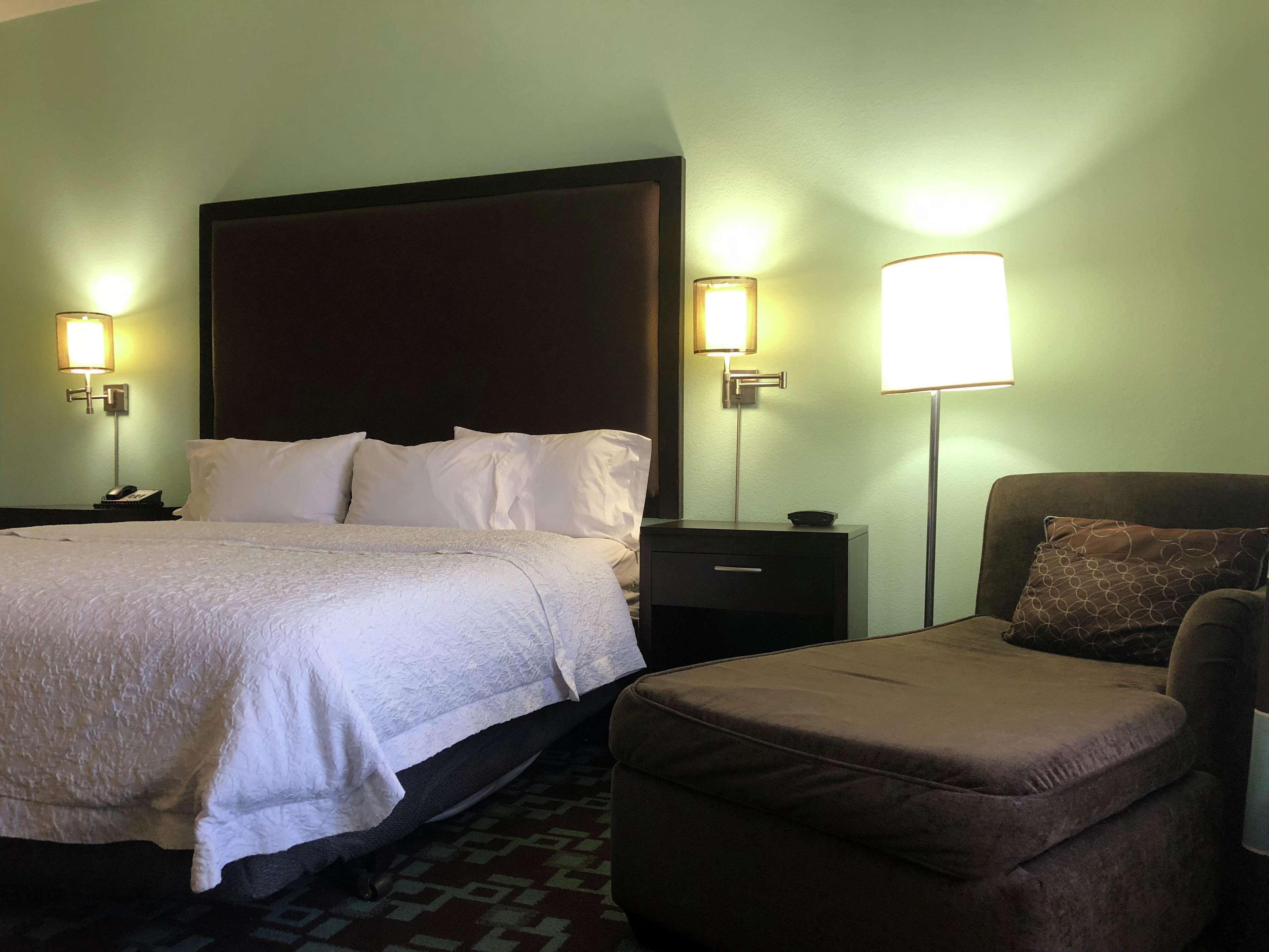 Hampton & At Opryland Hotel 3*
