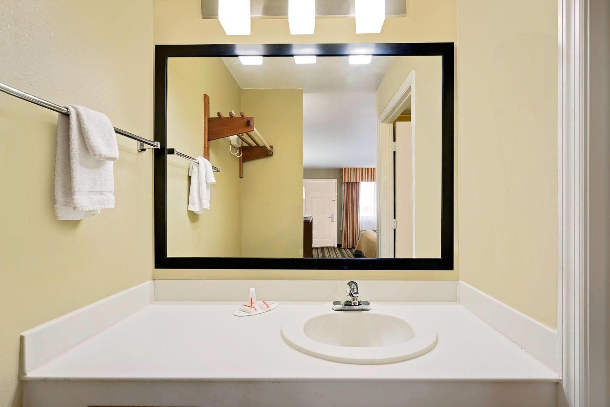 Super 8 By Wyndham Hermitage 2*