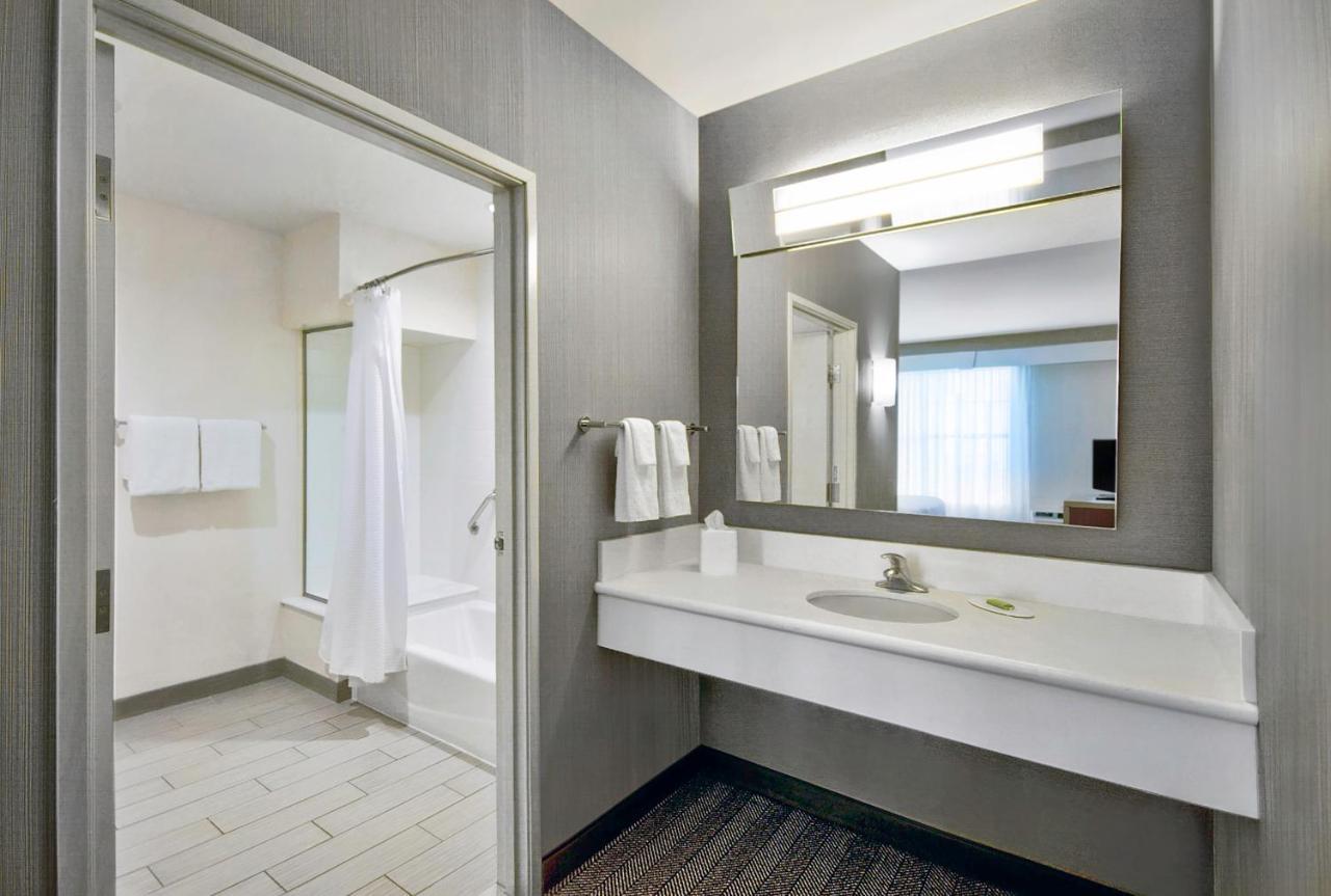 Courtyard By Marriott Hills Hotel