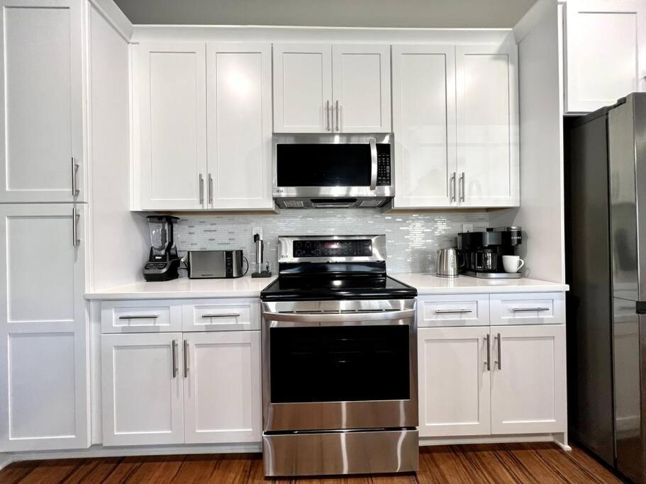 Jink Hippies And Cowboys - 7 Beds - Sleeps 10 Holiday home Nashville