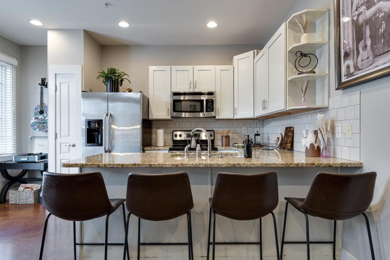 Stunning Minutes From Broadway Apartment *