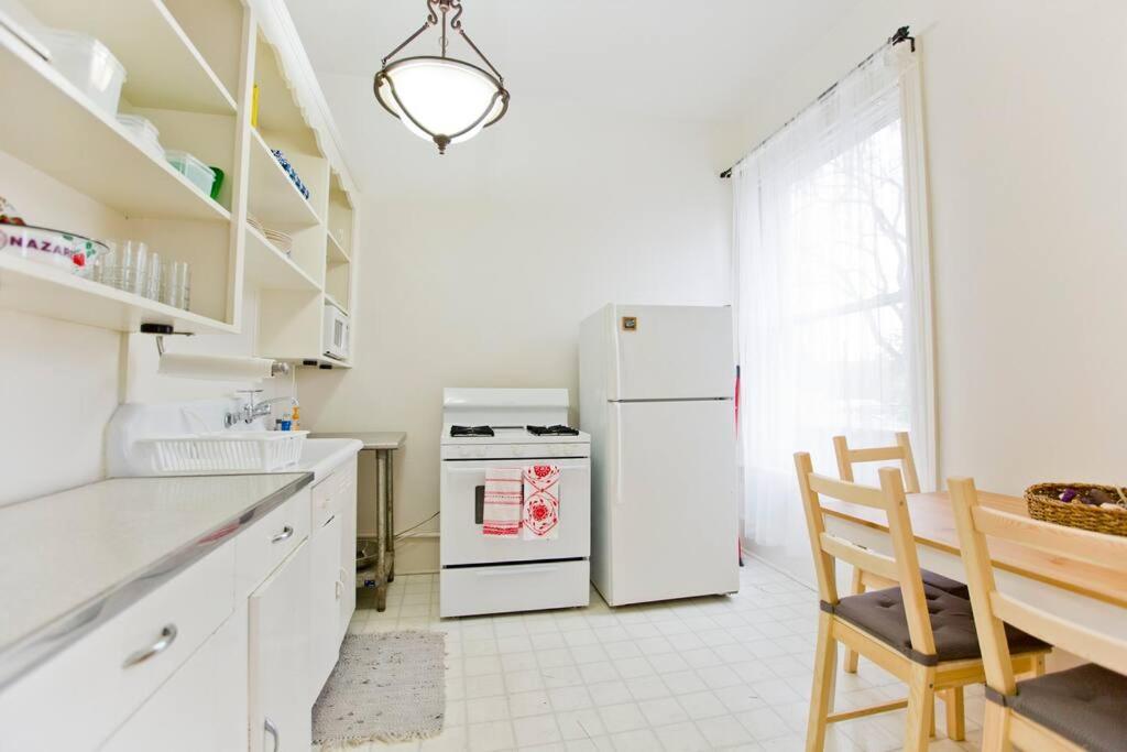 Apartment Airy And Bright On Broadway *