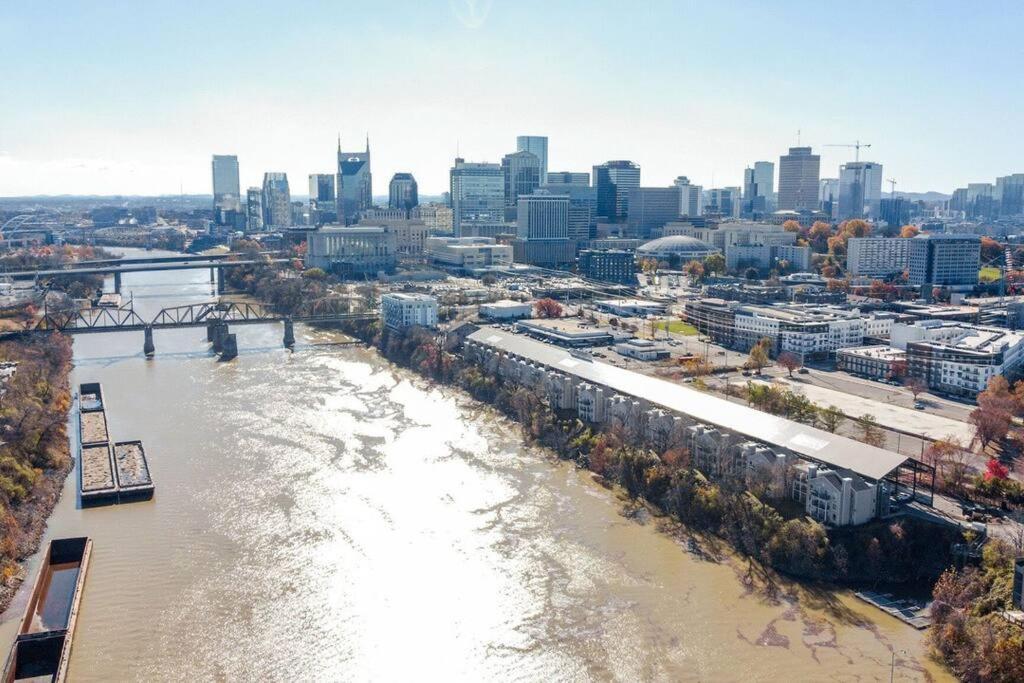 Nash Star Private - 2bed, 2bath, Sleep 6, 25 Min Walk To Broadway And Attractions, Pool, Gym Apartment Nashville