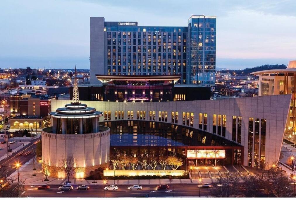 The Hendrix W/pool & Free Parking