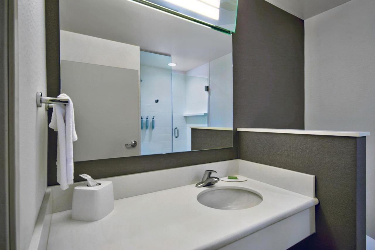 Courtyard By Marriott Hills