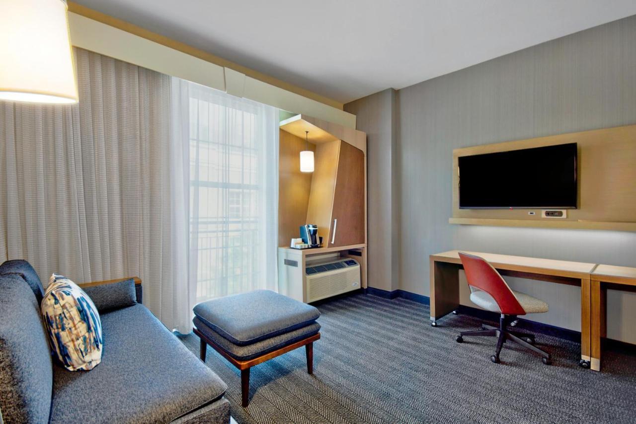 Courtyard By Marriott Hills Hotel