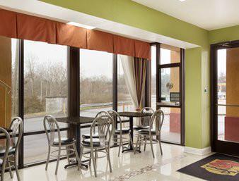 Hotel Super 8 By Wyndham West