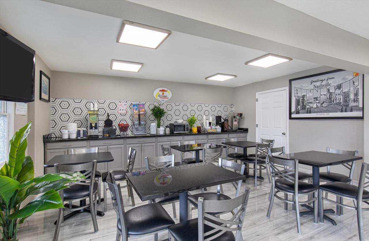 Super 8 By Wyndham West